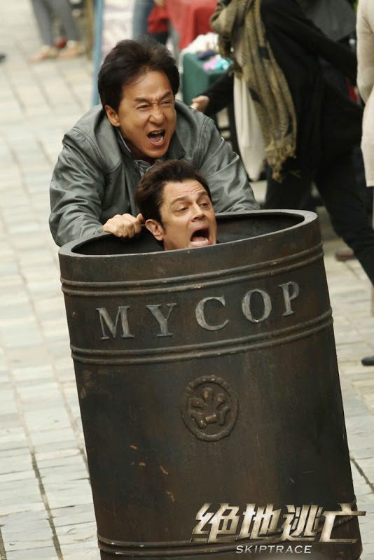 Новые кадры и постер комедийного боевика "По следу" (Skiptrace) с Джеки Чаном и Джонни Ноксвиллом 7