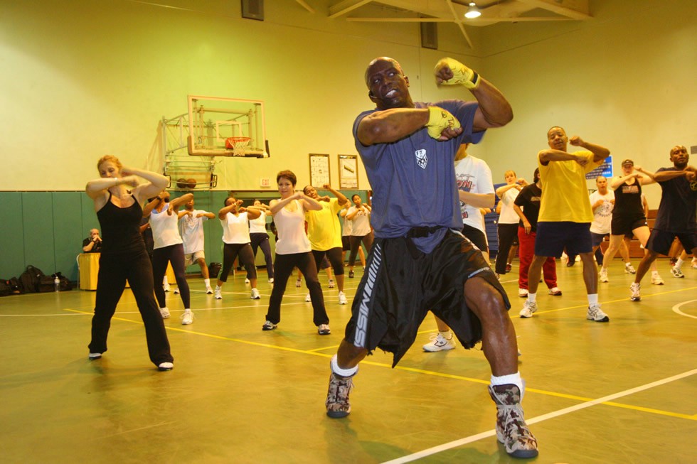 US_Navy_060411-N-6270R-003_Tae_Bo_creator,_Billy_Blanks_holds_a_class_for_service_members_and_their_dependents_on_his_famous_roll_boxing_Tae_Bo_techniques